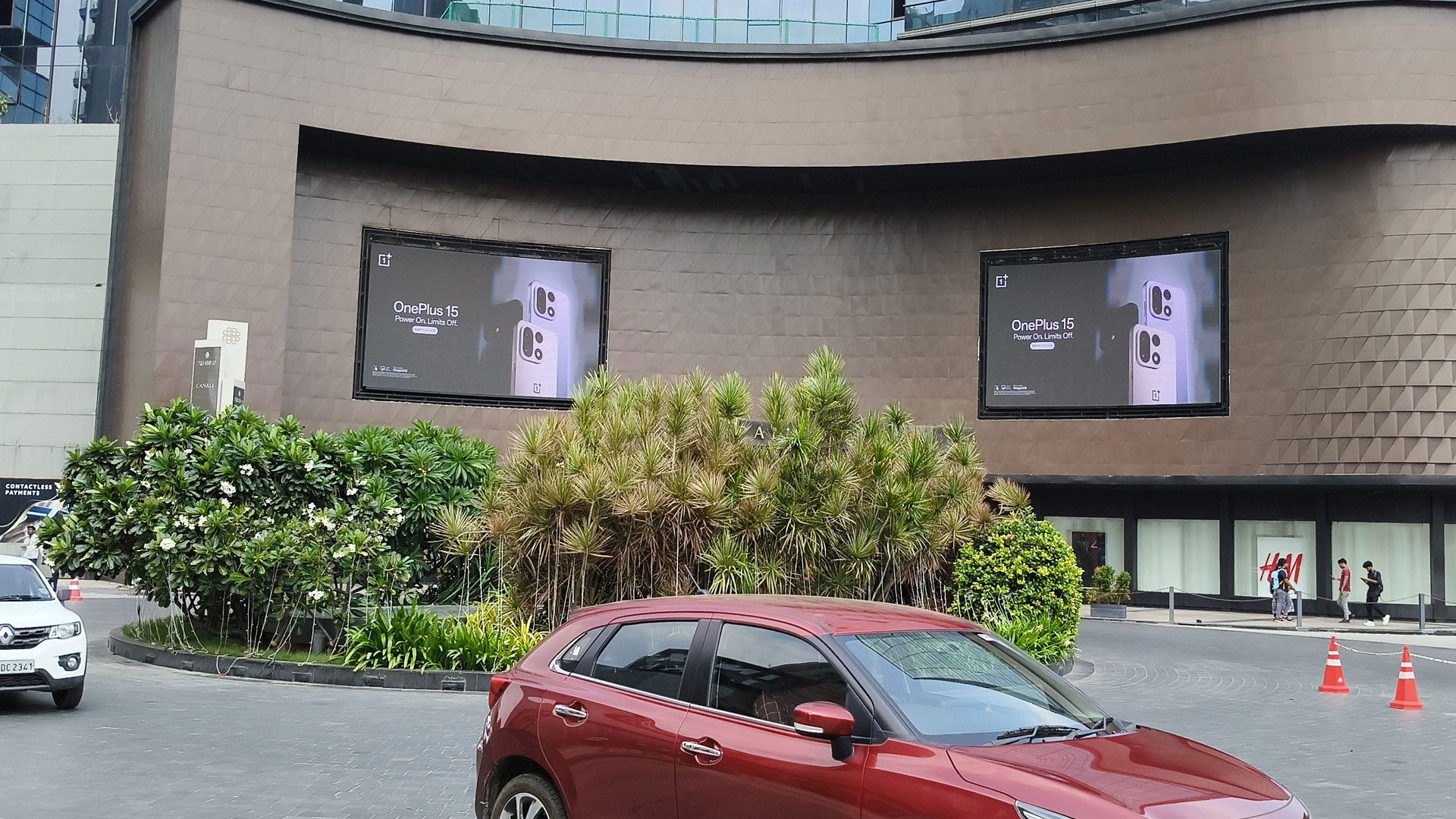 From Malls to Minds — OnePlus 15 Everywhere 👀